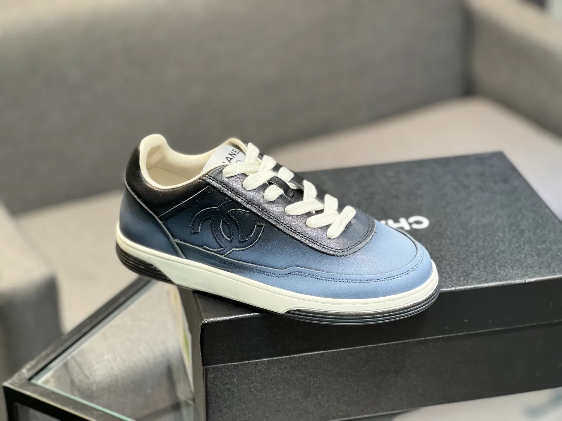 Men's men's shoes 💰660 Exclusive real shot (top version) CHANEL Chanel 2025ss color matching thick-soled casual sports shoes and sneakers. The counter is synchronized. The counter is very popular. A shoe that is very difficult to buy. The most popular thick-soled panda shoes on the Internet. It can be imagined that Xiaoxiang control can't miss it. It has both good looks and comfort. Simple and versatile white shoes. The thick sole increases the height and is super versatile. Close your eyes and wear it. Whoever wears it will look better. Upper: calfskin Lining: imported sheepskin lining Outsole: TPU original outsole Size: 35-44 (customized for women 41 and 40, and 45 for men)